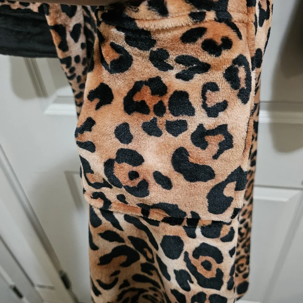 ANNE KLEIN CHEETAH PRINT LONG ROBE (NWT) - Picture 5 of 12